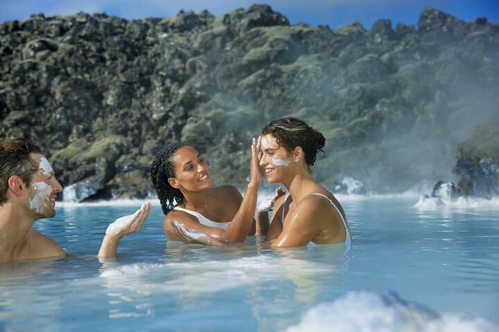 Traslado privado de ida y vuelta entre Blue Lagoon y Reykjavik