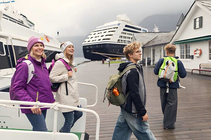 Keflavik Hotel to or from Reykjavik Cruise Port: Private Transfer
