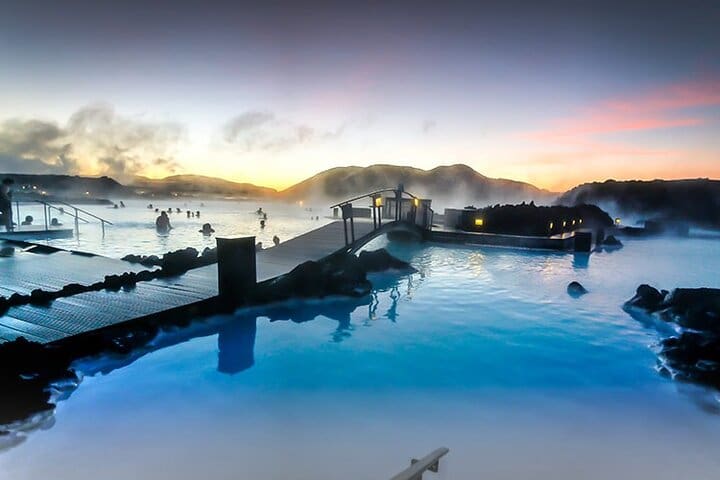 Traslado privado Aeropuerto de Keflavik vía Blue Lagoon a Reikiavik