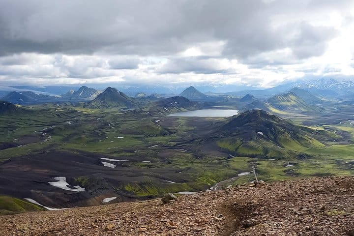 Verano en Islandia: sol de medianoche entre glaciares y senderos